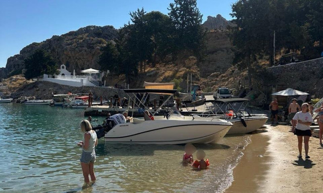 Ρόδος: Βουτιές μετ' εμποδίων στον Άγιο Παύλο - Αραγμένα σκάφη έχουν κατακλύσει την παραλία