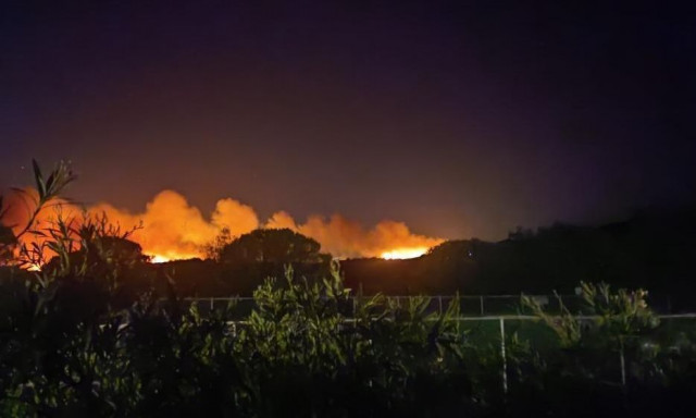 Φωτιά στον Βαρνάβα: Τραυματίστηκε σοβαρά πυροσβέστης - Φέρει εγκαύματα σε χέρια και πόδια