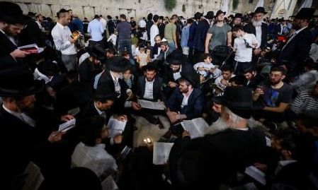 Παγκόσμιος συναγερμός: Εβραίοι συγκεντρώνονται στο Δυτικό Τείχος για την Τισσά Μπ'Αβ