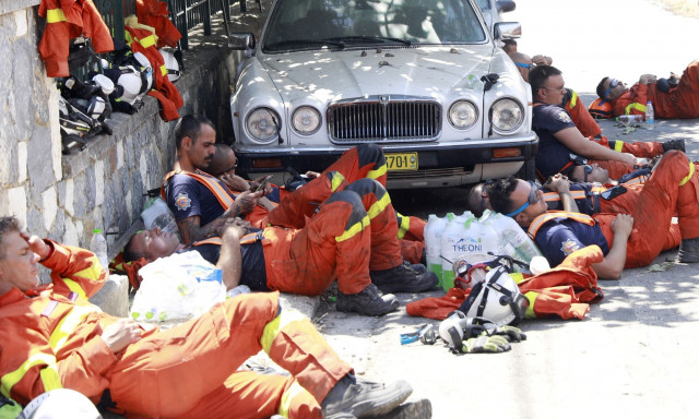 Φωτιά στην Αττική: Εξαντλημένοι οι πυροσβέστες αλλά πάντα στην πρώτη γραμμή