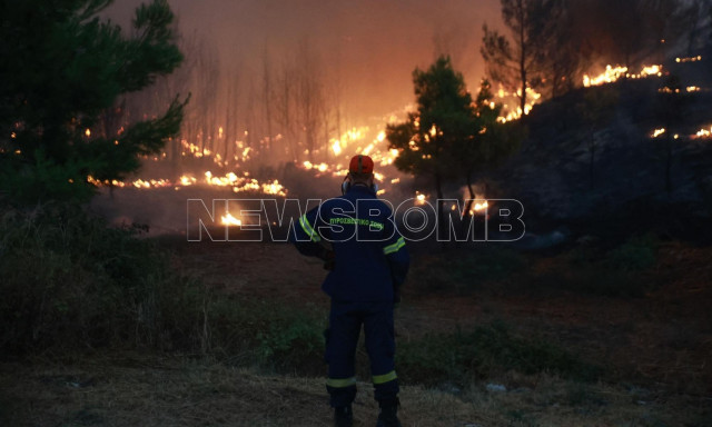 Φωτιά στην Αττική: Εκκενώνεται η Νέα Πεντέλη - Σε απελπισία οι κάτοικοι