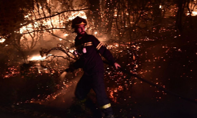 Αναζωπύρωση και στο Γραμματικό - Αντιπυρικές ζώνες δημιουργεί η πυροσβεστική προς τον Μαραθώνα
