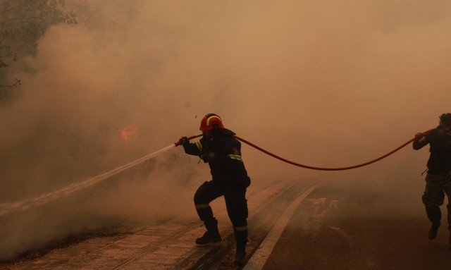 Φωτιά στην Αττική: Μεγάλα προβλήματα στην ηλεκτροδότηση - Ζημιές σε 120 στύλους του ΔΕΔΔΗΕ