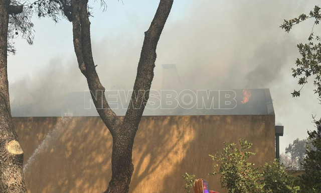 Φωτιά στην Αττική: Στις φλόγες δύο σπίτια στην Πεντέλη