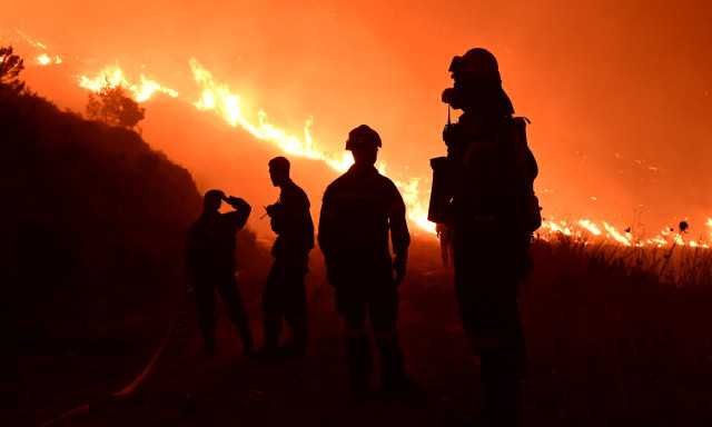 Φωτιά στην Αττική: «Αν βρίσκεστε στον οικισμό Ανατολή, απομακρυνθείτε προς Νέα Μάκρη» - Νέο 112