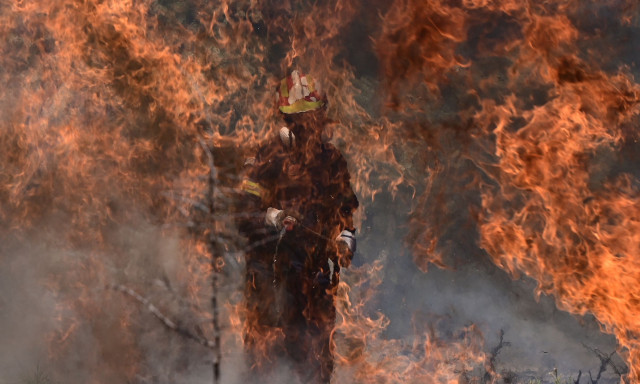 Τραγωδία στη Θεσσαλονίκη: Πέθανε πυροσβέστης κατά τη διάρκεια κατάσβεσης φωτιάς