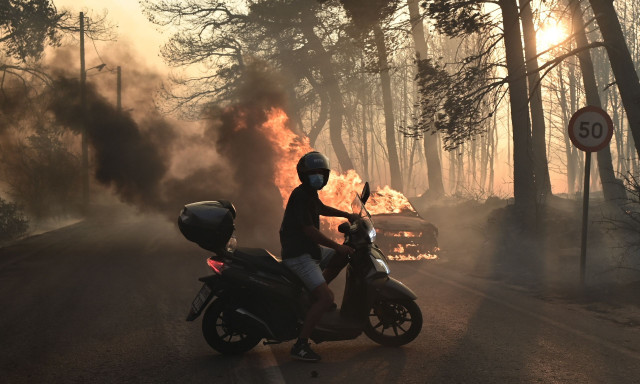 Φωτιά στην Αττική: Οι κυκλοφοριακές ρυθμίσεις σε Βαρνάβα, Σταμάτα, Δροσιά, Διόνυσο και Πεντέλη