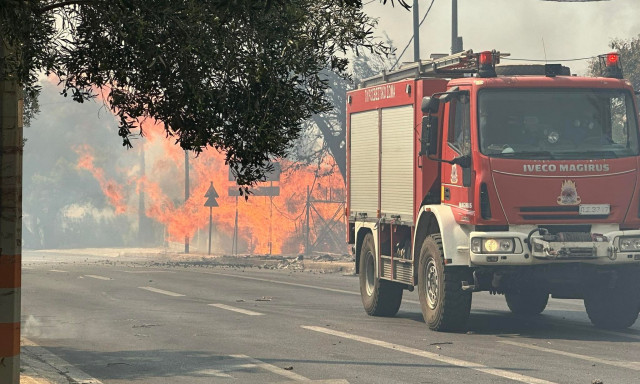 Φωτιές στην Αττική: «Έσβησαν τη φωτιά και σε μια ώρα είχε αναζοπυρωθεί»