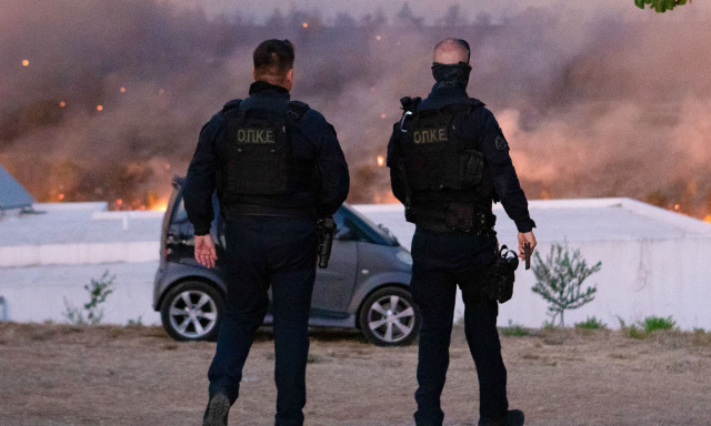 Φωτιά στην Αττική: 180 απεγκλωβισμοί ατόμων από την ΕΛ.ΑΣ. - Σχεδόν 700 πυροσβέστες στη μάχη