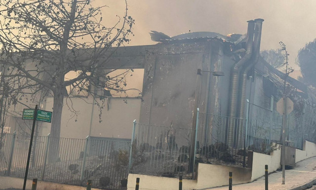 Φωτιά στην Αττική: Καίγονται σπίτια στα Άνω Βριλήσσια