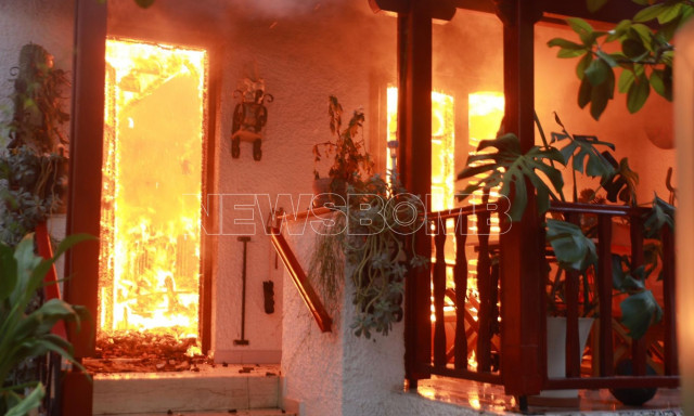 Τραγικές εικόνες από τα καμένα σπίτια στην Πεντέλη
