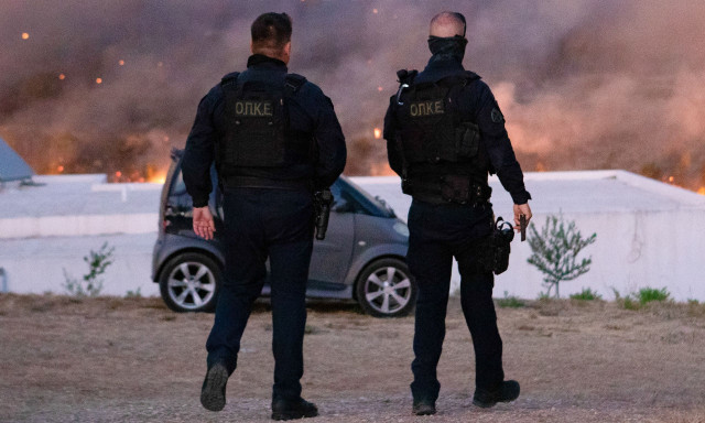 Φωτιά στην Αττική: Καίγονται σπίτια στην Πεντέλη - Έκκληση από τη δήμαρχο για εναέρια μέσα