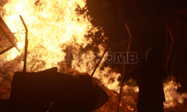 Φωτιές στην Αττική: Καίγεται εργοστάσιο ξυλείας στον Γέρακα