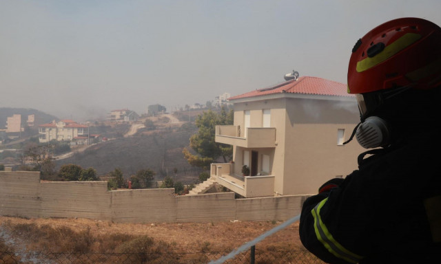 Φωτιά στην Αττική: Νέο βίντεο δραματικής διάσωσης ηλικιωμένης γυναίκας