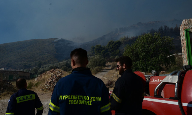Φωτιά στην Αττική: Αναζωπύρωση στον οικισμό Συρράκο