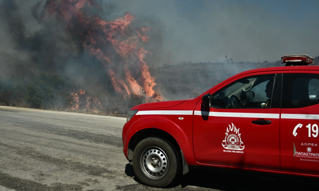 Φωτιά στην Αττική: Τα πλοία θα δέσουν στο λιμάνι του Λαυρίου αντί της Ραφήνας