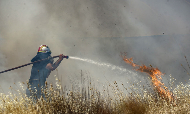 Φωτιά απειλεί το δασαρχείο Πεντέλης - «Σκάνε» φιάλες υγραερίου