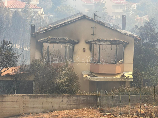 Φωτιά στην Αττική: Καίγονται σπίτια στη Διώνη - Νέες αναζωπυρώσεις
