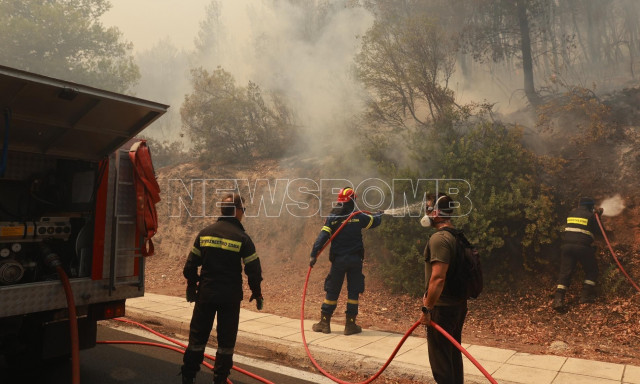Φωτιά στην Αττική: Έφτασε στη Ρεματιά - Καίγονται σπίτια σε Παλαιά και Νέα Πεντέλη