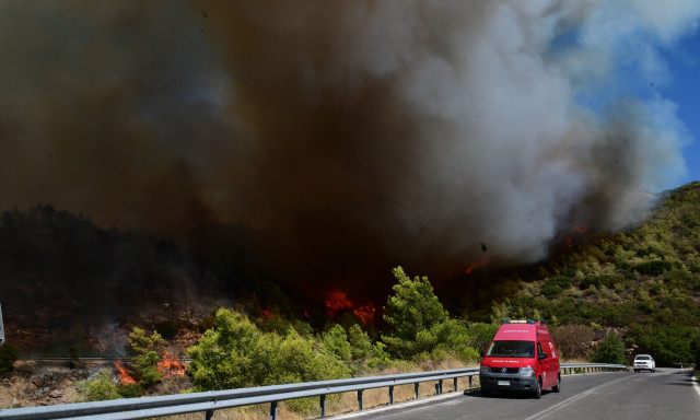 Φωτιά στην Αττική: Καίγονται σπίτια στη Διώνη - Η αστυνομία διώχνει τον κόσμο