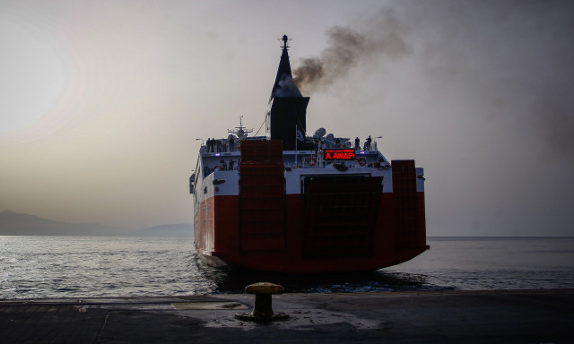 Συνελήφθη 68χρονος οδηγός που με το όχημά του εμπόδισε την εκφόρτωση πλοίου στο Πέραμα