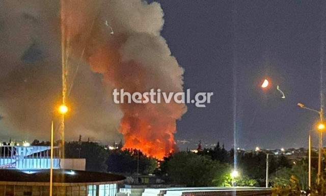 Πυκνοί καπνοί στα δυτικά από φωτιά στο πρώην στρατόπεδο Καρατάσιου στην Πολίχνη