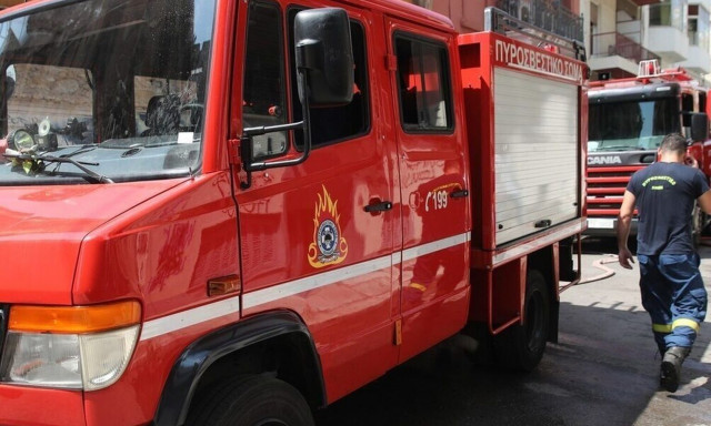 Αυτοκίνητο άρπαξε φωτιά στο ύψος της Δουκίσσης Πλακεντίας στο Χαλάνδρι