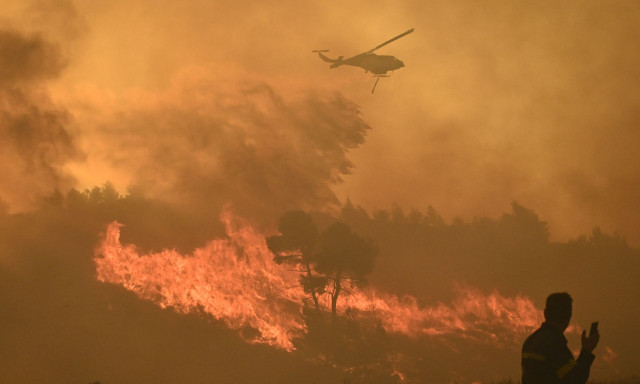 Φωτιά στην Αττική: Υπάρχουν ενδείξεις για δύο ταυτόχρονες εστίες πυρκαγιάς στον Βαρνάβα