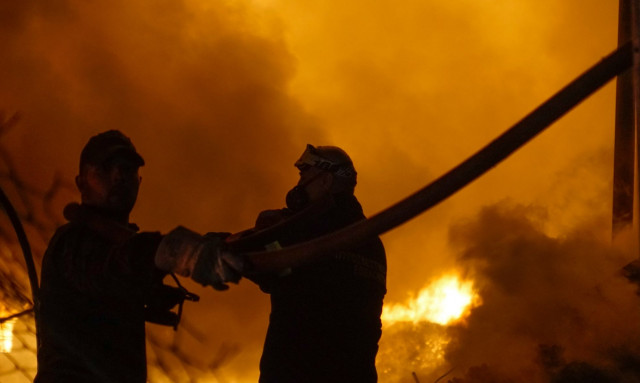 Φωτιά στην Αττική: Μήνυμα του 112 στους κατοίκους του οικισμού Ερυθρός να απομακρυνθούν