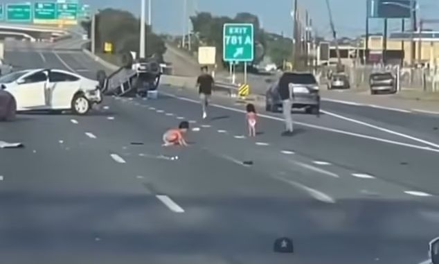 Σοκαριστικό βίντεο με δύο μωρά στη μέση του δρόμου στο Τέξας μετά από τροχαίο - Εκτινάχθηκαν από ΙΧ