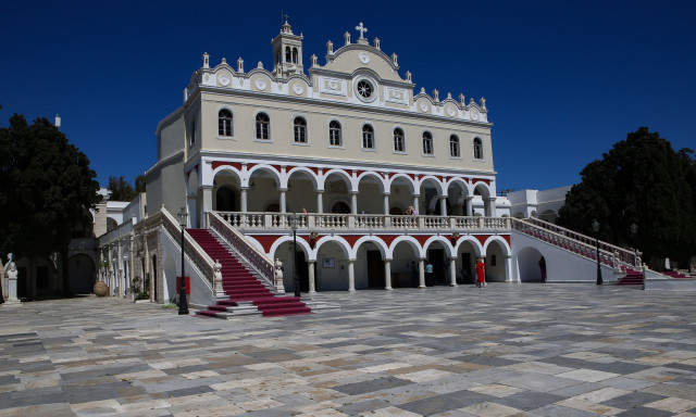 Δεκαπενταύγουστος: Από την Τήνο έως τα βεγγαλικά στην Πάρο και τους καβαλάρηδες στην Κάρπαθο