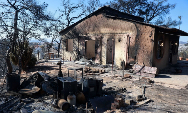 Μετά τις πυρκαγιές έρχονται οι... πλημμύρες - Αγώνας δρόμου με τα κορμοδέματα στην καμένη Πεντέλη