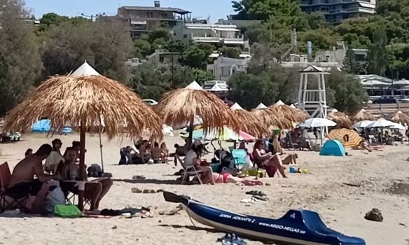 Δεκαπενταύγουστος: Εξόρμηση στις παραλίες για τους Αθηναίους που «ξέμειναν» στην πόλη