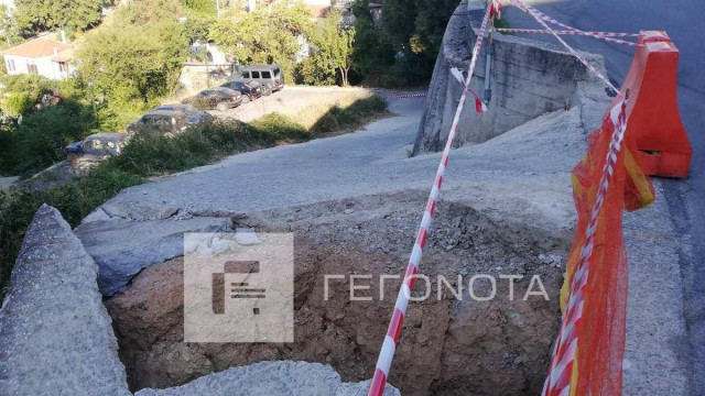 Πήλιο: Υποχώρησε ο δρόμος στο πάρκινγκ στις Μηλιές – Εγκλωβίστηκαν 10 οχήματα