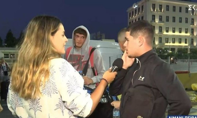 Ξεκαρδιστικός διάλογος ρεπόρτερ με νεαρούς στο λιμάνι: «Που είναι οι κοπέλες;» - «Θα βρούμε εκεί»