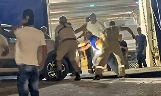 Άνδρος: Νέο βίντεο με το αμάξι στον αέρα στην μπουκαπόρτα του πλοίου - Έρευνα από το υπουργείο