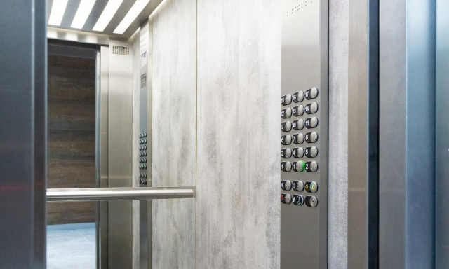 Λάρισα: Έπεσε με το ασανσέρ από τον 3ο όροφο πολυκατοικίας και τραυματίστηκε