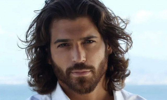 Τζαν Γιαμάν: Νυχτοπερπατήματα στη Μύκονο για τον Τούρκο ηθοποιό που λατρεύουν οι Ελληνίδες