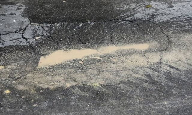 Πειραιάς: Το οδόστρωμα στην Ακτή Μιαούλη υπέστη καθίζηση - Διεκόπη η κυκλοφορία