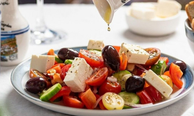 Ξεσπούν Έλληνες και τουρίστες: «Απλησίαστη η χωριάτικη σαλάτα»