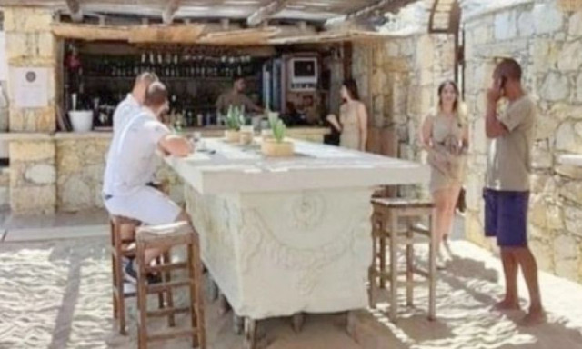 Άφωνοι οι αρχαιολόγοι: Beach bar στη Βουλγαρία χρησιμοποιούσε ως τραπέζι ιστορική ρωμαϊκή σαρκοφάγο