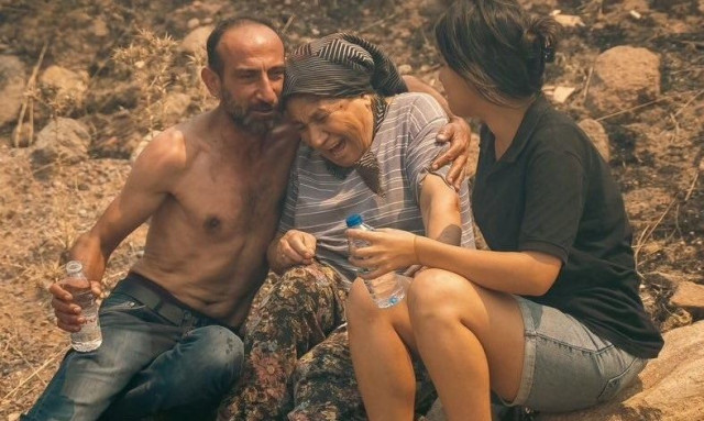 Πέρασαν 36 ώρες: Μεγαλώνει η φωτιά στη Σμύρνη, καίγονται περιουσίες, μυρίζει ως την Κάρπαθο