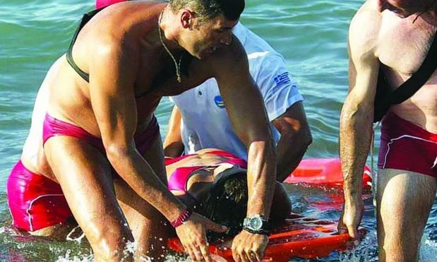 Παρ'ολίγον τραγωδία στο Ηράκλειο - Πατέρας και κόρη παρασύρθηκαν από τα κύματα