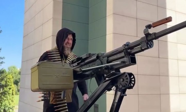 Ο Καντίροφ εξόπλισε με πολυβόλο ένα Tesla Cybertruck και προσκάλεσε τον Μασκ στην Τσετσενία