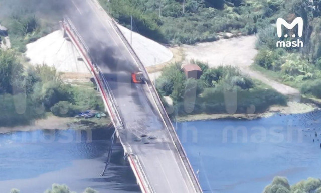 Ουκρανία: Η στιγμή που η γέφυρα στο Κούρσκ τινάζεται στον αέρα - Βίντεο ντοκουμέντο