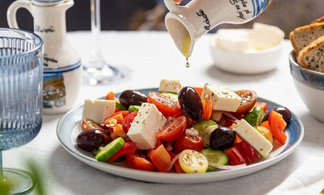 Σε ποιο ελληνικό εστιατόριο η χωριάτικη σαλάτα κοστίζει 24 δολάρια, τα φασόλια 52 και ο μπακλαβάς 19