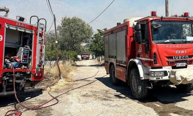 Φωτιά σε εργοστάσιο στον Άγιο Κοσμά Κορινθίας - Ήχησε το 112