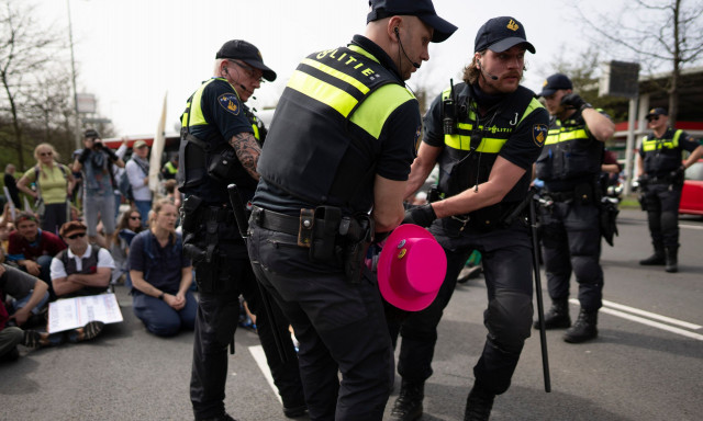 Ολλανδία: Ακτιβιστές εμπόδισαν κρουαζιερόπλοιο να φθάσει στο Άμστερνταμ