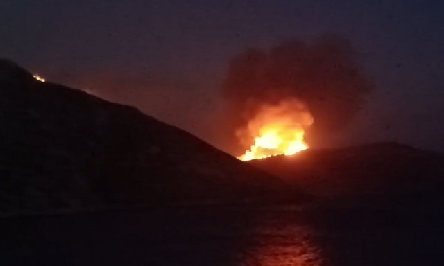 Φωτιά στους Φούρνους: Δύσκολη νύχτα στο νησί - Ανεξέλεγκτο το μέτωπο της πυρκαγιάς