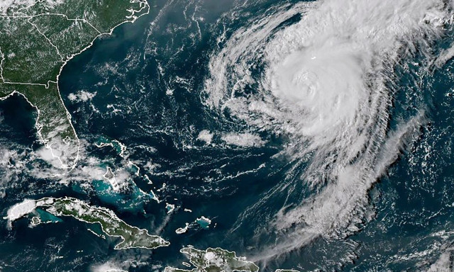 Χωρίς ρεύμα και με καταστροφές οι Βερμούδες από το σαρωτικό πέρασμα του κυκλώνα Ερνέστο